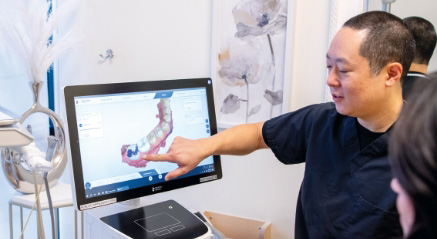 dentist-pointing-to-computer-screen